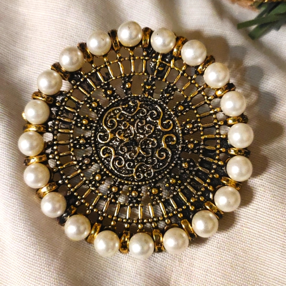 Trending ethnic round stud earrings - Picture 3 of 4